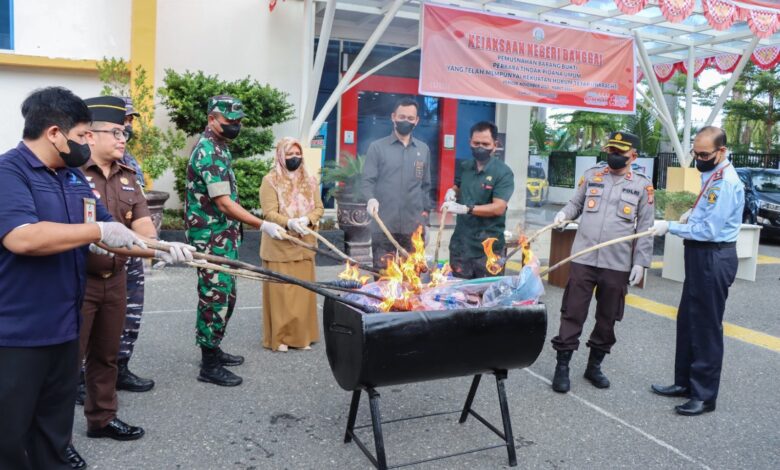 Wakapolres Banggai Hadiri Pemusnahan Barang Bukti di Kantor Kejaksaan Negeri