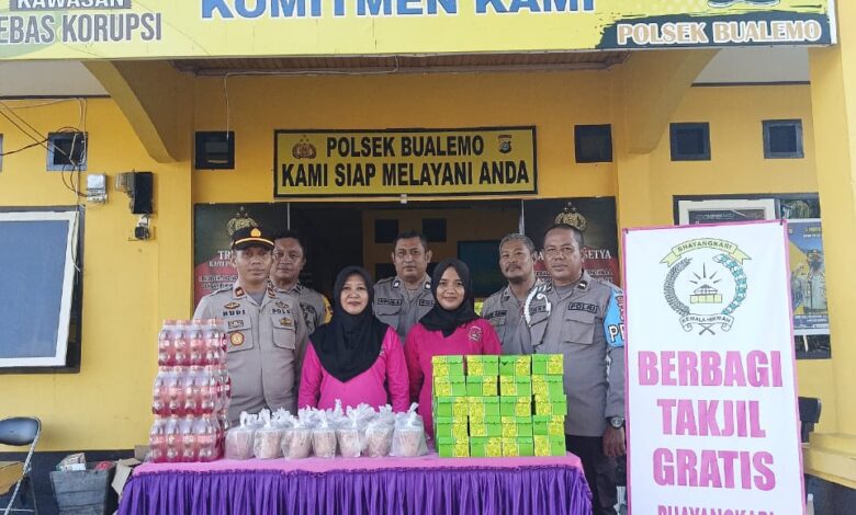 Anggota Polsek Bualemo Bersama Bhayangkari Bagikan Takjil Berbuka Puasa