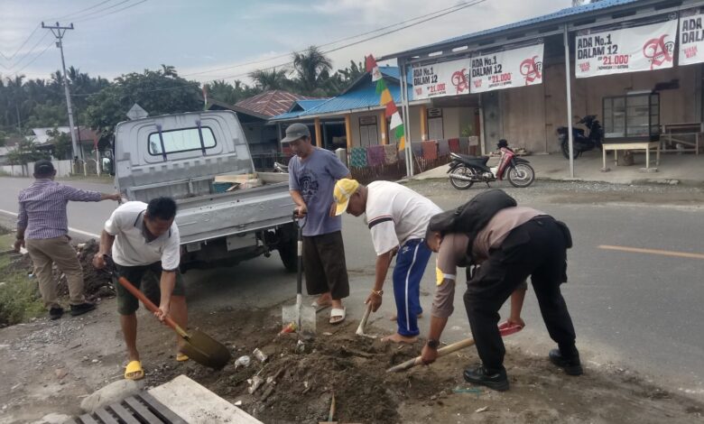 Wujud Kedekatan, Bhabinkamtibmas Polsek Kintom Ikut Kerja Bakti Bersama Warga