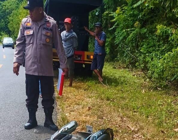 Polisi Amankan TKP Laka Lantas Sepeda Motor di Bunta
