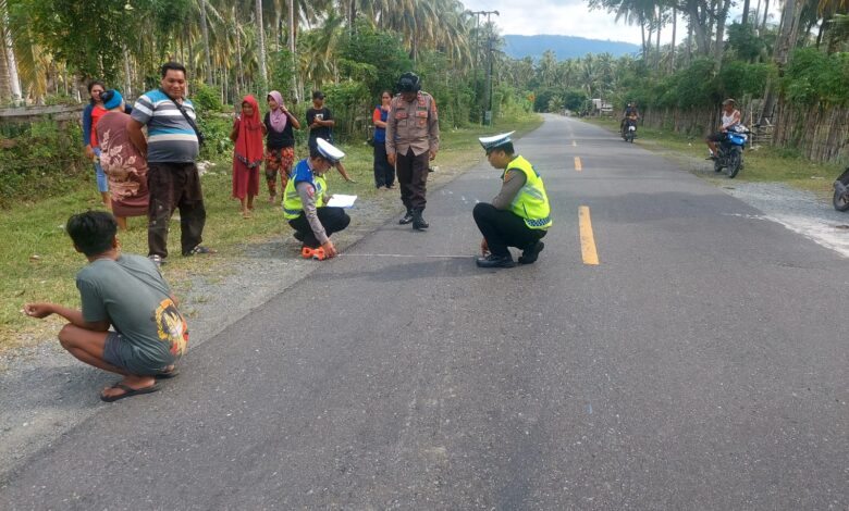 Polisi Olah TKP Laka Lantas Pemotor Tabrak Pejalan Kaki yang Tewas di Nuhon