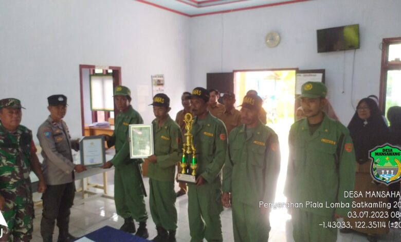 Bhabinkamtibmas Polsek Toili Serahkan Penghargaan Juara Lomba Satkamling 2023