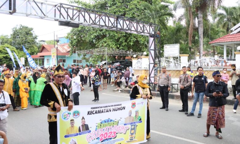 Polisi Lakukan Pengamanan Pawai Peserta Karnaval HUT ke-63 Kabupaten Banggai