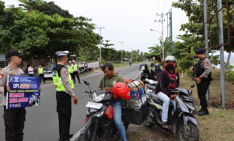 Operasi Patuh Tinombala 2023, Polres Banggai Bagikan Brosur dan Stiker Imbauan Kamseltibcar