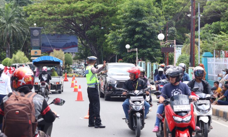 Dikawal Ketat Polisi, Lomba Gerak Jalan di Luwuk Berjalan Lancar dan Aman
