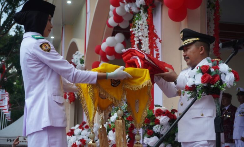 HUT ke-78 RI, Bupati Banggai Berikan Penghargaan dan Salurkan Program Bantuan