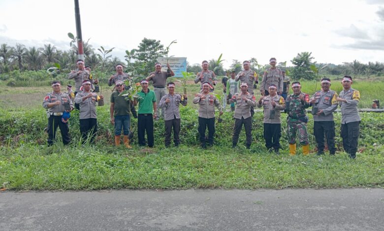 Dukung Program Kapolri, Polsek Toili Gandeng TNI Lakukan Penanaman Pohon