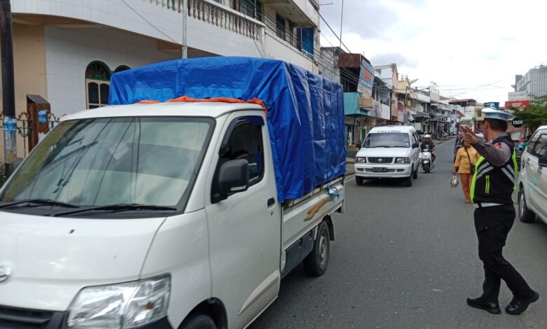Personel Satlantas Polres Banggai Tegur Pengemudi Mobil Melebihi Kapasitas