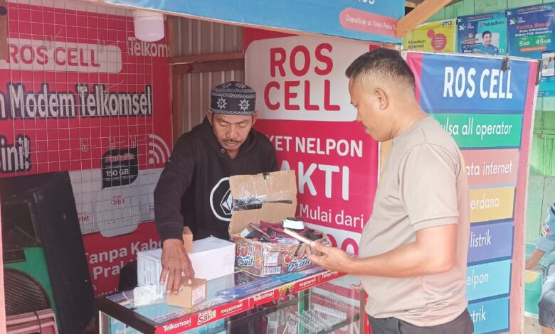 Bhabinkamtibmas Polsek Luwuk Datangi TKP Dugaan Pencurian di Konter Hp