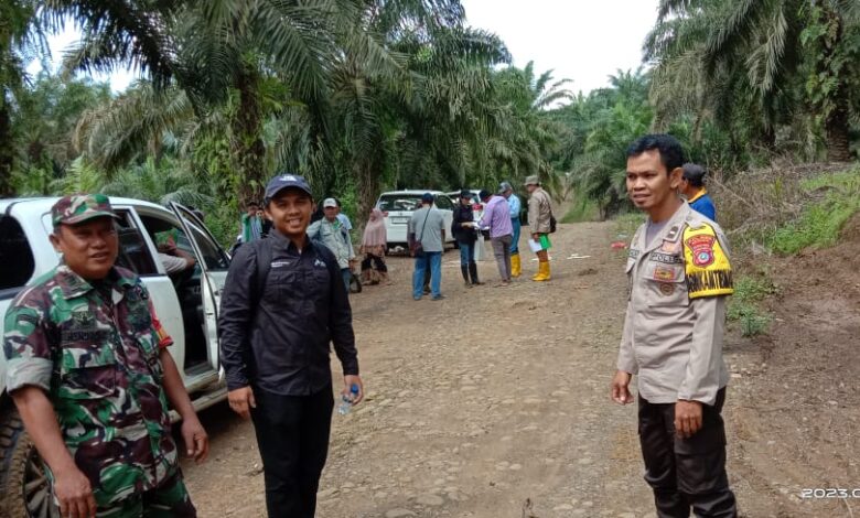 Bhabinkamtibmas Polsek Toili Dampingi Pertamina EP Lakukan Pengukuran Jalur Lokasi Ring