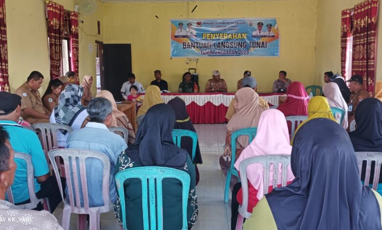 Polsek Lamala Serahkan Bantuan di Kegiatan Musyawarah Desa Bahari Makmur