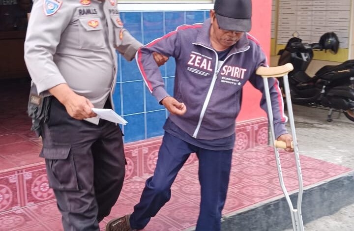Bhabinkamtibmas Polsek Luwuk Bantu Warga Yang Sakit Dalam Pengurusan Kehilangan Buku Tabungan