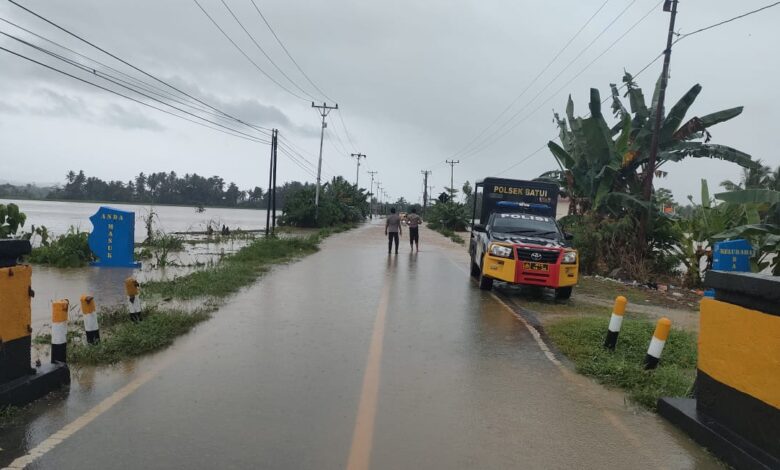 Intensitas Hujan Tinggi, Polisi di Batui Pantau Debit Air Sungai