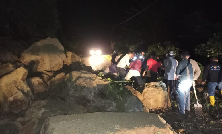 Sinergitas, TNI-Polri bersama Masyarakat Berjibaku Bersihkan Material Longsor di Toili Jaya