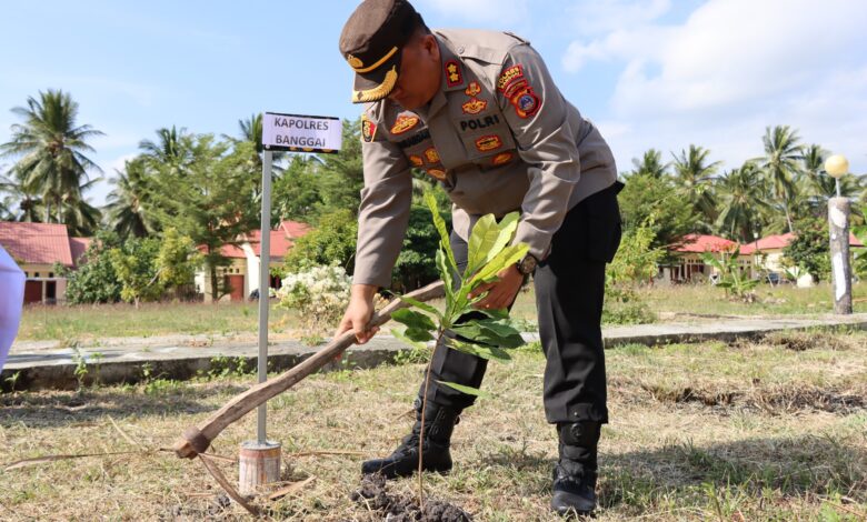 Polri Peduli Penghijauan, Kapolres Banggai Pimpin Penanaman 400 Pohon