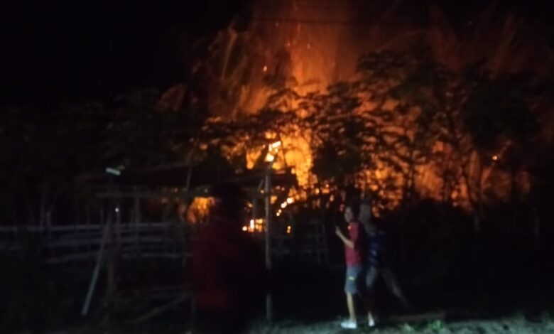 Polisi Bantu Warga Padamkan Kebakaran Lahan Pohon Sagu di Mendono