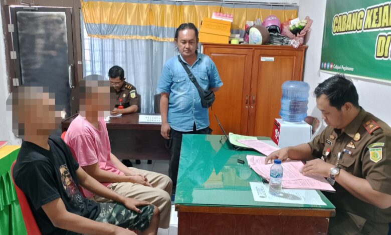 Polsek Pagimana Serahkan Dua Pemuda Tersangka Kasus Penganiayaan Ke Jaksa