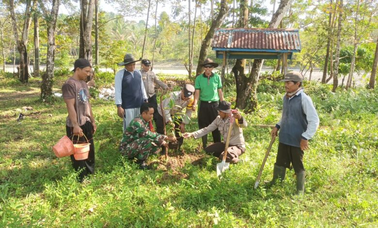 Peduli Mitigasi Bencana, TNI-Polri di Toili Barat Hijaukan Bantaran Sungai