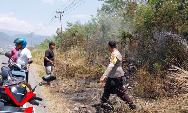 Karhutla, Bhabinkamtibmas Polsek Luwuk Bersama Warga Padamkan Api di Kompleks Bukit Tsunami