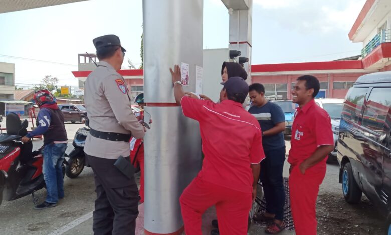 Satgas Preemtif OMB Tinombala Polres Banggai Bagikan Stiker Pemilu Damai 2024