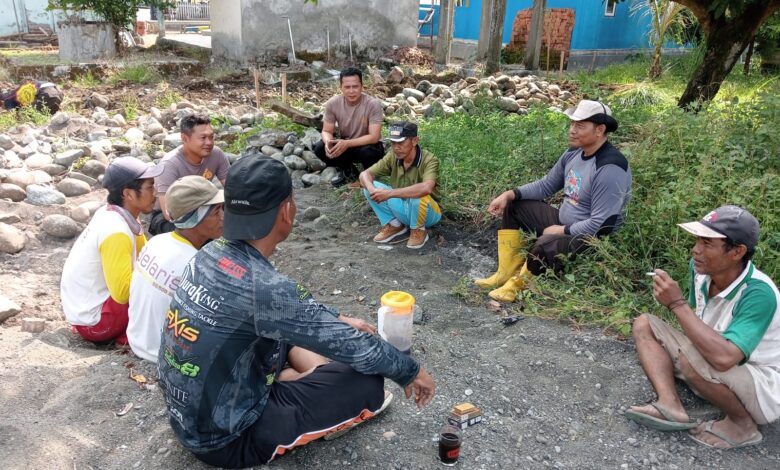 Polsek Toili Ajak Pemilu Damai Melalui Kerja Bakti dan Program Jumat Curhat