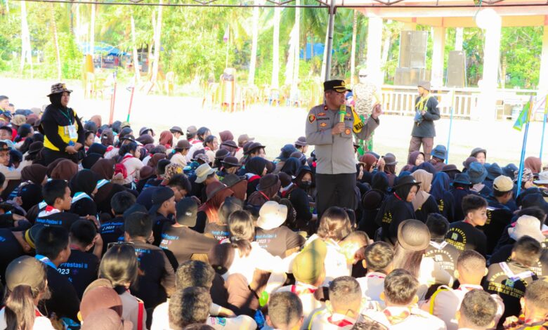 Wakapolres Banggai Berikan Materi ke Peserta Pramuka Kemah Prestasi di Desa Boitan