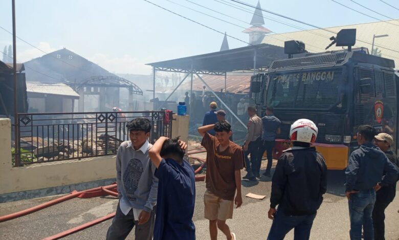 Kebakaran di Cokro Luwuk, Mobil AWC Polres Banggai Dikerahkan Bantu Padamkan Api