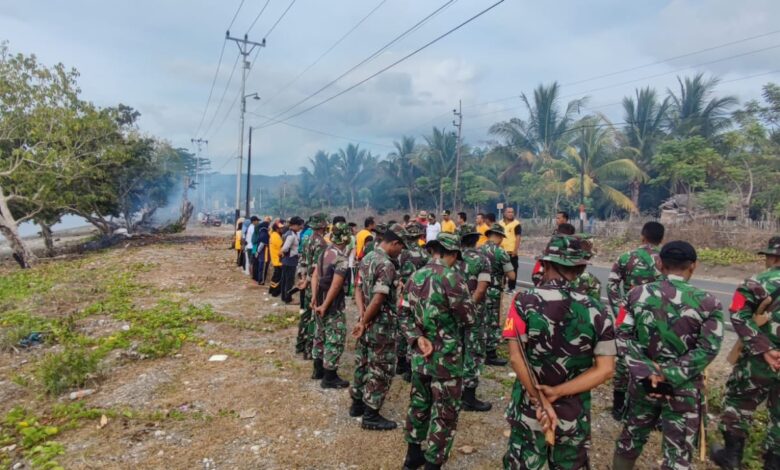 Kapolsek Kintom Pimpin Kamis Bersih di Pantai Hako Desa Dimpalon Baru