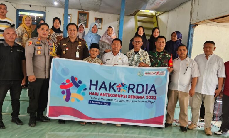 Kapolsek Pagimana Hadiri Penyuluhan Hari Anti Korupsi Sedunia di Balai Desa Uwedaka